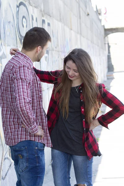 Paar lacht neben Graffiti-Wand. Beziehung — Stockfoto