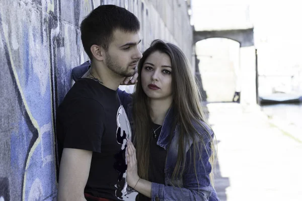 Fiatal lány a barátjával, graffiti fal közelében ölelést. Szerelmi történet. — Stock Fotó