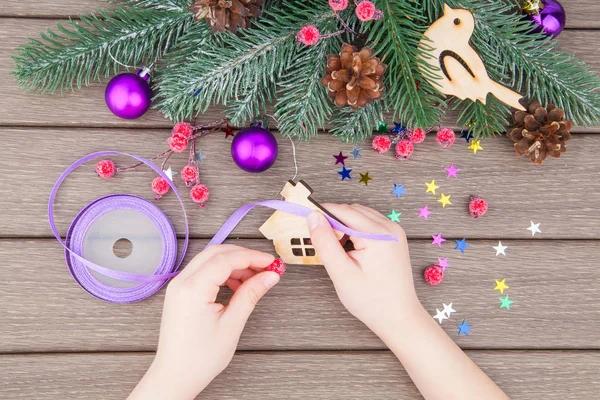 Embalagem de presente de Natal em violeta — Fotografia de Stock