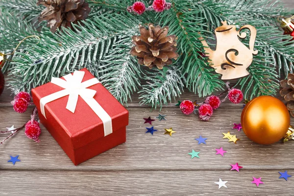 圣诞礼品包装在木制背景上的红色 — 图库照片