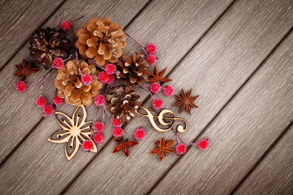 Świąteczne dekoracje naturalne, drewniane zabawki, szyszki, jagody i sp — Zdjęcie stockowe