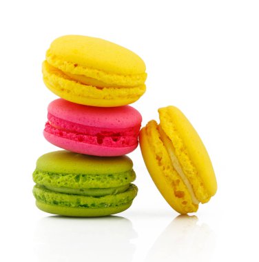 beyaz üzerine acıbadem kurabiyesi