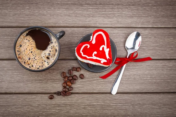 Walentynki deser, Czarna kawa, ciasto serce i czerwona róża o — Zdjęcie stockowe