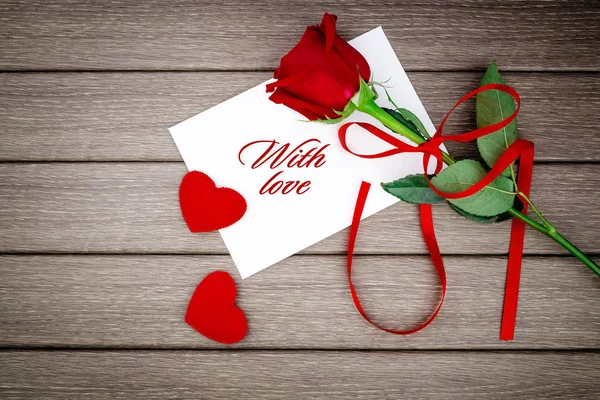 Romantisk kærlighedsbrev med rød rose på træ - Stock-foto