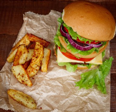 Kişiler üzerine ahşap ile büyük burger