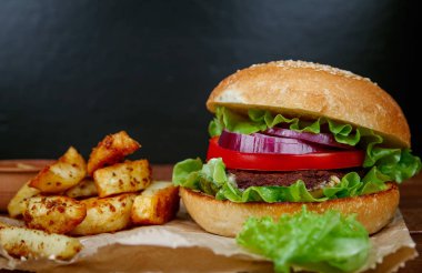 Büyük hamburger patates karanlık ile