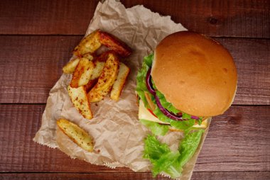 Kişiler üzerine ahşap ile büyük burger