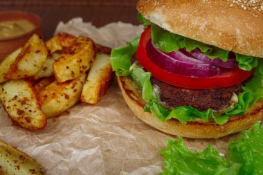 Kişiler üzerine ahşap ile büyük burger