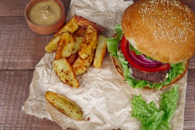 Kişiler üzerine ahşap ile büyük burger