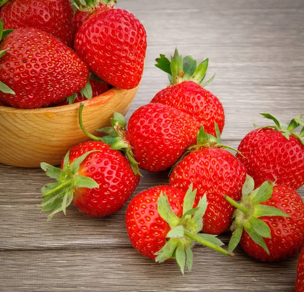 Fragola in ciotola su legno — Foto Stock