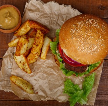 Kişiler üzerine ahşap ile büyük burger