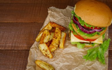 Kişiler üzerine ahşap ile büyük burger