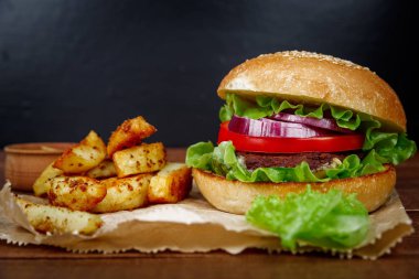 Kişiler üzerine ahşap ile büyük burger