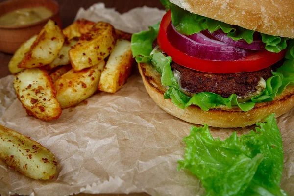 Hamburguesa grande con papas fritas en madera — Foto de Stock