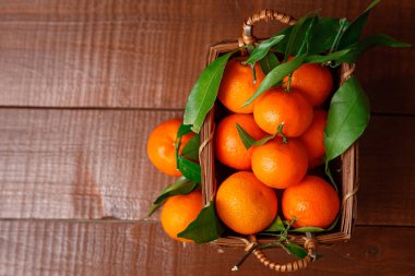 Eski kutusunda taze mandalina