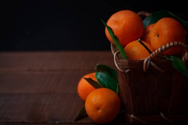 Eski kutusunda taze mandalina