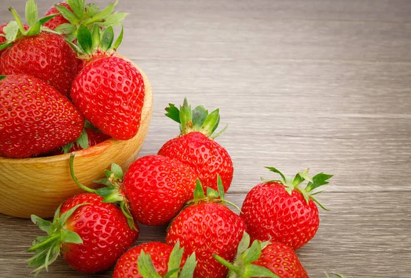 Fragola in ciotola su legno — Foto Stock