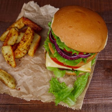 Kişiler üzerine ahşap ile büyük burger