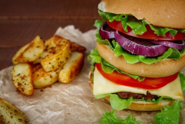 Kişiler üzerine ahşap ile büyük burger