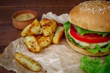 Kişiler üzerine ahşap ile büyük burger