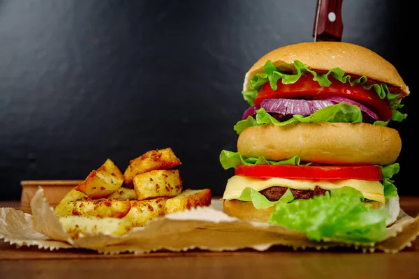 Hamburguesa grande con cuchillo — Foto de Stock