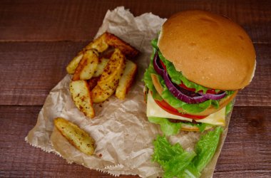 Kişiler üzerine ahşap ile büyük burger