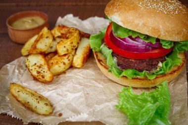 Lezzetli ızgara sığır burger. 