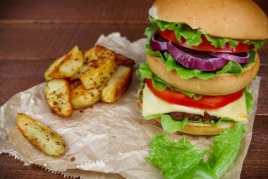 Kişiler üzerine ahşap ile büyük burger