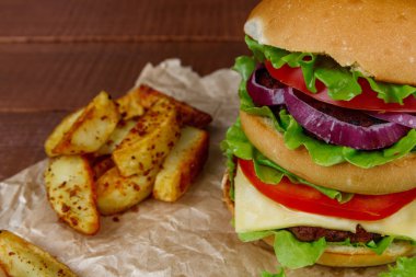 Kişiler üzerine ahşap ile büyük burger
