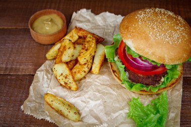 Kişiler üzerine ahşap ile büyük burger