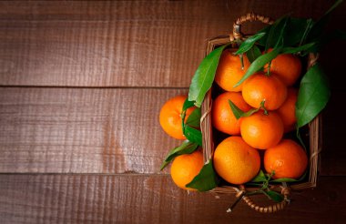 Eski kutusunda taze mandalina