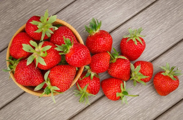 Fragola in ciotola su legno — Foto Stock