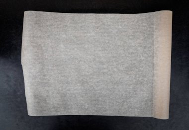 Karanlık mutfak masasında kagit. 