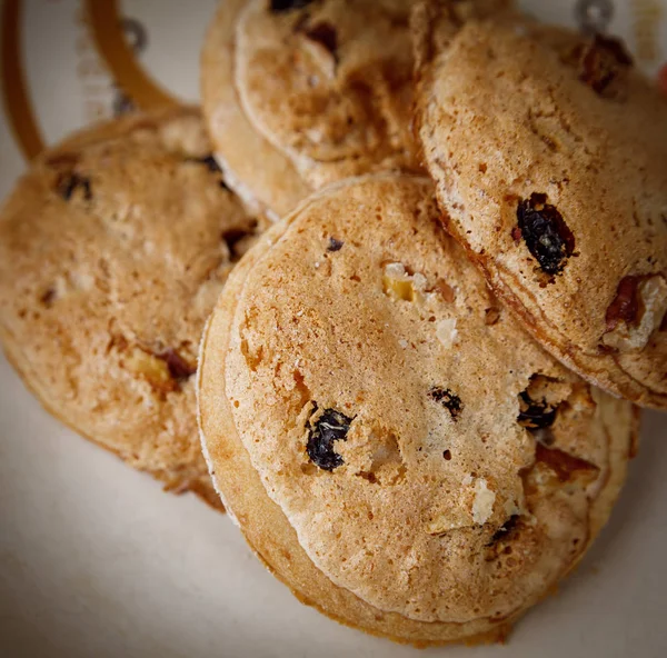 Biscuits au raisin d'avoine sur assiette — Photo
