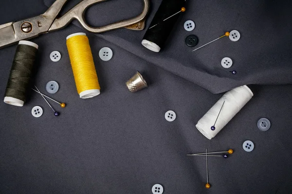 Kit de costura em cinza — Fotografia de Stock