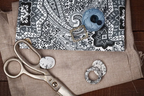 Tijeras y botones en tela de patrón gris — Foto de Stock