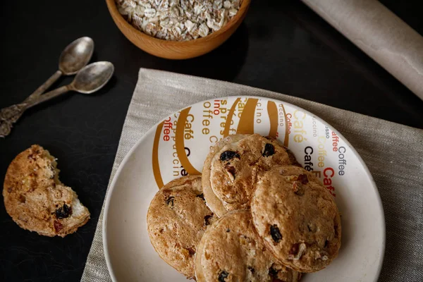 Oatmeal raisin cookies on plate — Stock Photo, Image