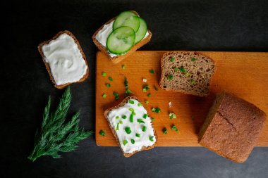 Ahşap üzerinde açık sandviçler