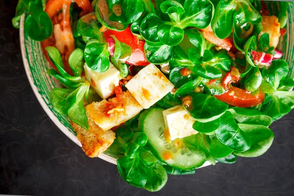 Кукурузный салат на тарелке — стоковое фото