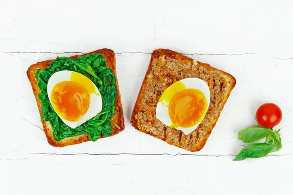Sanduíche aberto com ovos — Fotografia de Stock