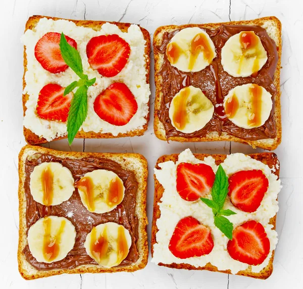 Çikolata ve meyve ile sandviç