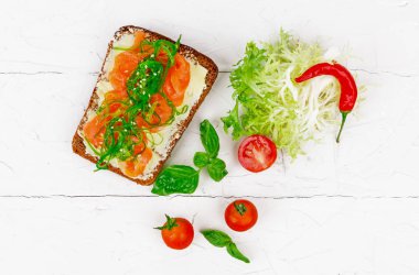 Balık ile Danimarka açık sandviç