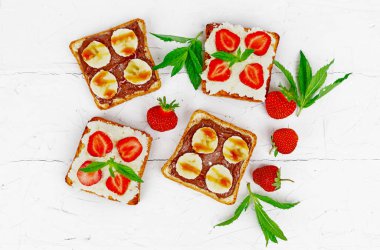 Çikolata ve meyve ile sandviç