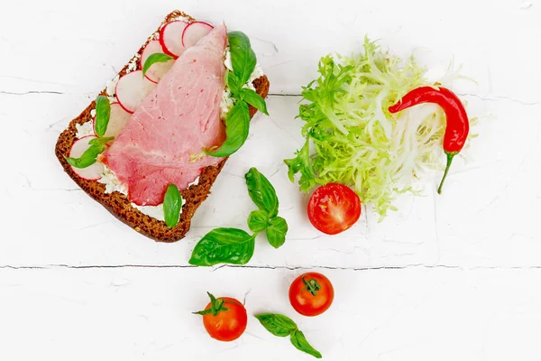 Açık sandviç yemek