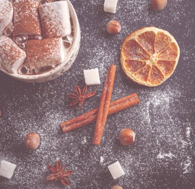 Bir fincan kremalı sıcak çikolata.