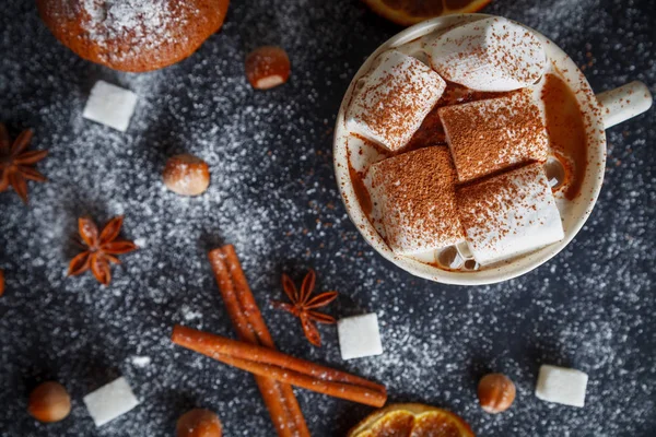 Kopp varm choklad med marshmallows — Stockfoto