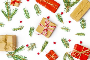 Hediyeler ve yeşil dallar Noel desen 