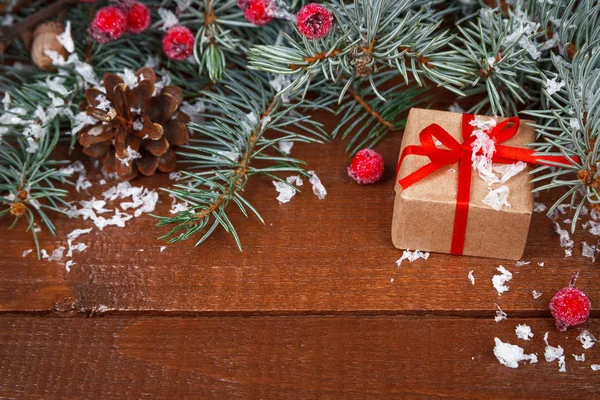 Juldekoration gåva och grön gren — Stockfoto