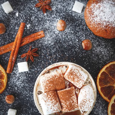 Bir fincan kremalı sıcak çikolata.