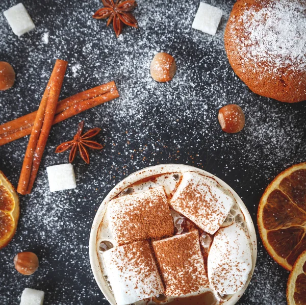 Bir fincan kremalı sıcak çikolata.